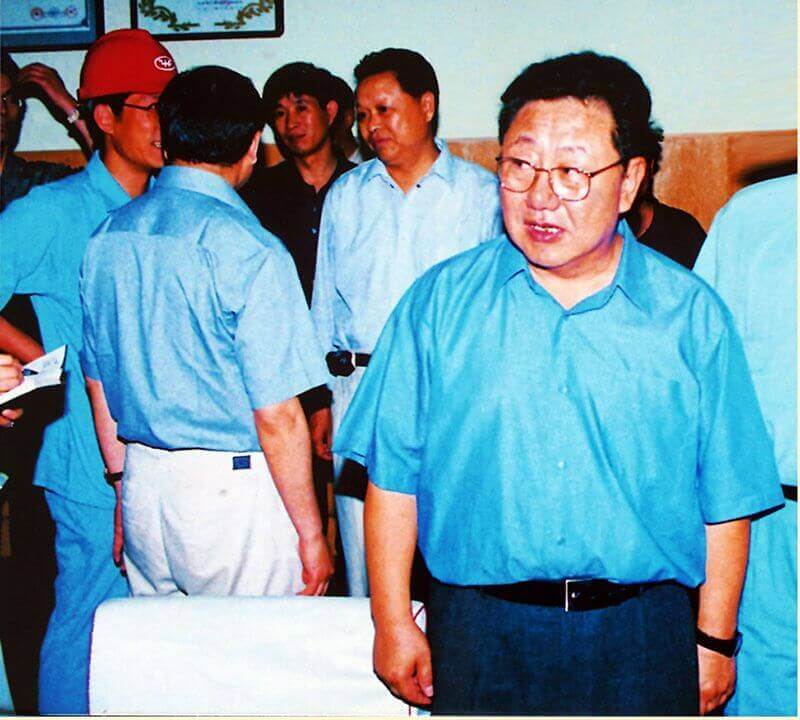 2002年6月6日，时任中共河南省委书记陈奎元（右一）到利来国际调研。