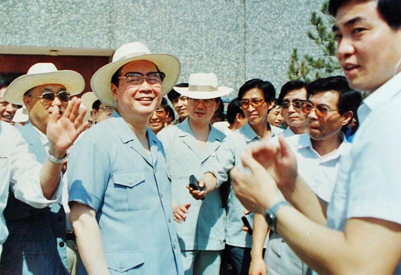 1990年6月12日，时任国务院总理李 鹏视察利来国际，并题词：“物质文明与精神文明一起抓，把利来国际建设成为现代化企业”